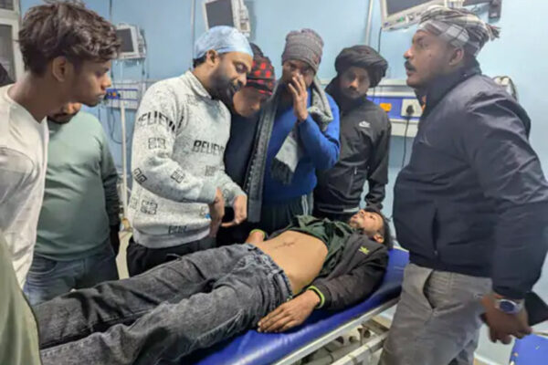 Firing on Chacha- Bhatija: पड़ोस का झगड़ा सुलझाने गए चाचा- भतीजा को ही मनचले ने मारी गोली, दोनो घायल