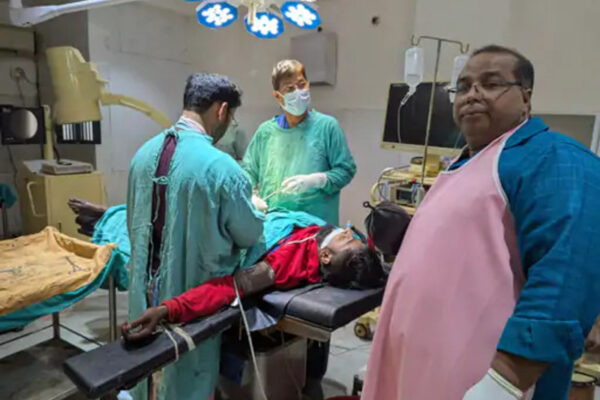 Crime News Ara: “मुहल्ला में गुंडा बनता है” कहकर युवक को अपराधियों ने मारी गोली, हथियार लहराते हुए फरार, ज़ख़्मी युवक को लगी है चार गोलियाँ