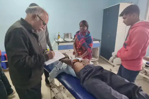 Crime News Ara: पुराने विवाद में भतीजे ने चाचा को चाकू मार किया ज़ख़्मी, छानबीन जारी