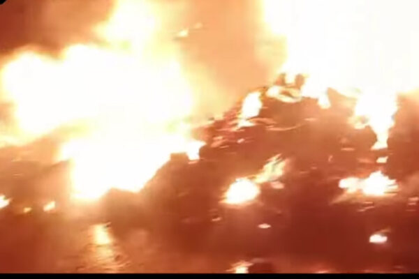 Fire in Bihiya: बिहिया रेल ओवरब्रिज के नीचे लगने वाली दुकानों में लगी आग, लाखों के सामान जले