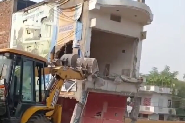 Ara। कायमनगर-जीरो माइल हाइवे पथ निर्माण एवं चौड़ीकरण में बाधक बन रहे अतिक्रमण को हटाया गया, ज़मींदोज़ हुए अवैध निर्माण