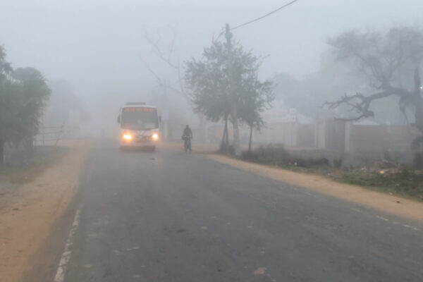 Ara।Cold Day: ठंड से अभी राहत नहीं, कनकनी बढ़ी, कोहरे के बाद अब बादल छाया, पर धूप के दर्शन नहीं