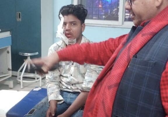 Crime News Ara: हथियारबंद बदमाश ने किशोर को गोली मार किया ज़ख़्मी, लोगों ने किया सड़क जाम, जगदीशपुर थाना क्षेत्र की घटना