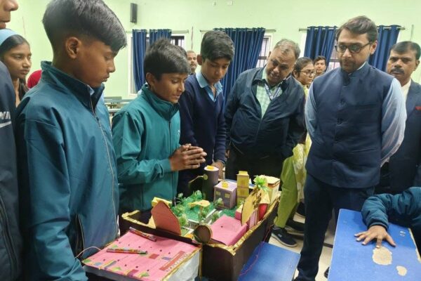 Activities Of DM: क्रैश कोर्स व प्रोजेक्ट बेस्ड लर्निंग में बच्चों को प्रोत्साहित करने पहुँचे ज़िलाधिकारी, विज्ञान प्रदर्शनी देख की सराहना