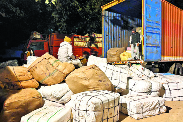 Liquar Siezed in Ara: पकड़ी गई पार्सल कंटेनर में लदी अंग्रेज़ी शराब की बड़ी खेप, कोइलवर पुलिस और मद्य निषेध इकाई की संयुक्त कार्रवाई