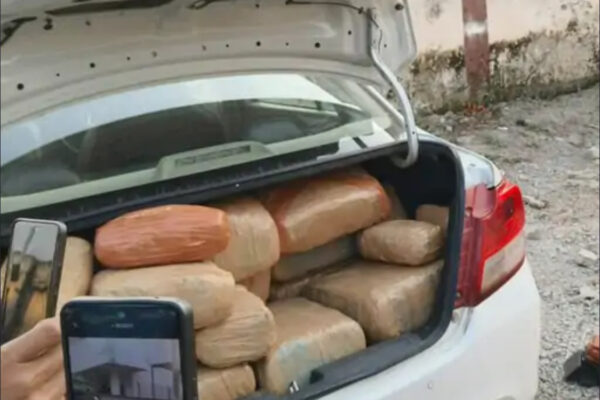 Arrested with Ganja: 75 किलोग्राम गांजा की तस्करी करते महिला समेत दो गिरफ़्तार, कार की डिक्की से बरामद