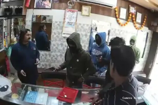 Crime News Ara: ज्वेलर्स की दुकान में घुसे चार हथियारबंद अपराधी, दुकानदार की सूझबूझ से लूट की योजना हुई विफल