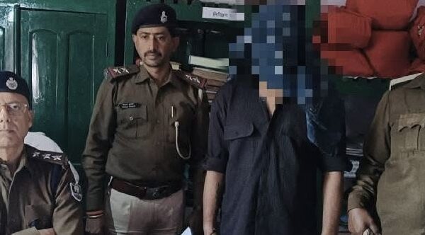 Crime News Ara: पुलिस के हत्थे चढ़ा हत्यारोपी 50 हज़ार का ईनामी, आर्म्स एक्ट में था फ़रारी