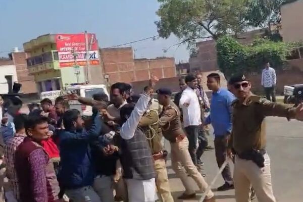 Nitish kumar in Bhojpur: AISA और RYA  के कार्यकर्ताओं को पुलिस ने रोका, तो दिखाए काले झंडे, CM को देना चाह रहे थे तेरह सूत्री मांगपत्र