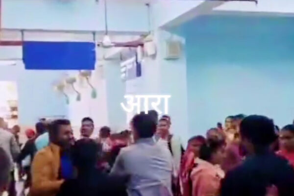 Sadar Hospital Marpit: दो गुटों की मारपीट में सदर अस्पताल बना रणक्षेत्र, मूक दर्शक बना रहा अस्पताल प्रशासन