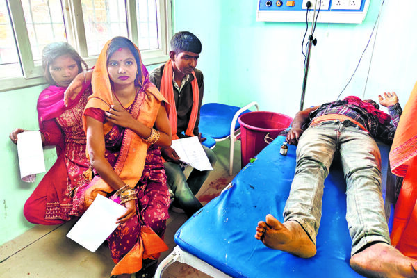 Accident News from Ara: 40 सवारियों से भरी मैजिक गाड़ी पलटी, तीन दर्जन लोग ज़ख़्मी, निकले थे मेला देखने