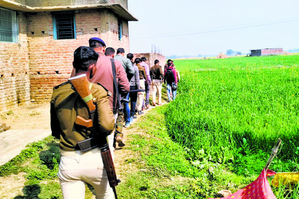 NIA in Ara: जाली नोट के धंधेबाजों का पाकिस्तानी कनेक्शन ढूँढते NIA पहुँची आरा, कोरनडिहरी टोला और चौरी थाने के छतरपुरा गांव में सघन छापेमारी