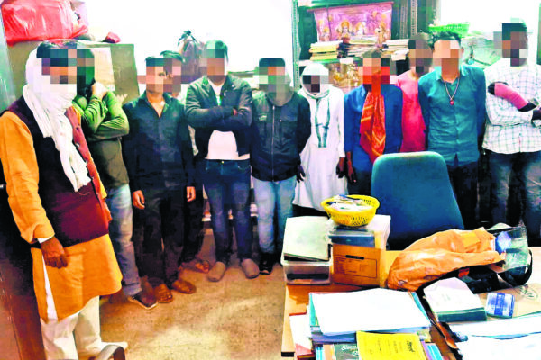 Crime News: जुआ के अड्डे पर पुलिस का छापा, 11 जुआरी गिरफ़्तार