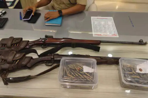 Crime News Ara: खेत में छापेमारी कर पुलिस ने पकड़ा हथियारों का ज़ख़ीरा, दो अवैध रायफल, 123 कारतूस और 38 मिसफायर कारतूस बरामद
