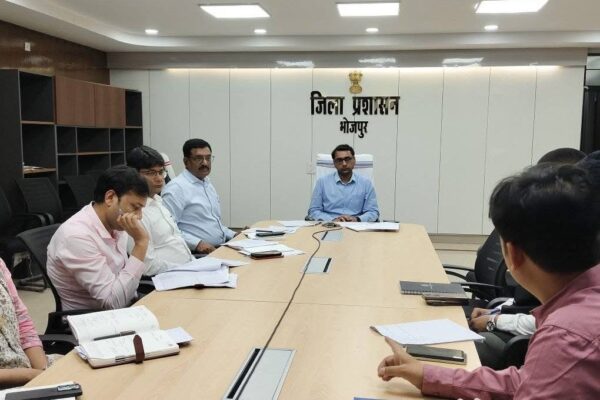 Bhojpur DM: राजस्व विभाग से संबंधित दाखिल-खारिज, परिमार्जन और आधार सीडिंग की DM ने की समीक्षा, कैंप मोड में कार्य करने का निर्देश