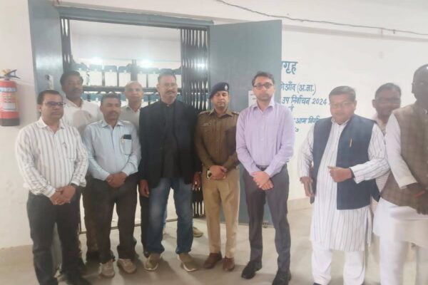 Bhojpur DM: ज़िलाधिकारी ने किया ईवीएम- वीवीपैट वेयरहाउस का त्रैमासिक आंतरिक निरीक्षण, दिए सुरक्षा के निर्देश