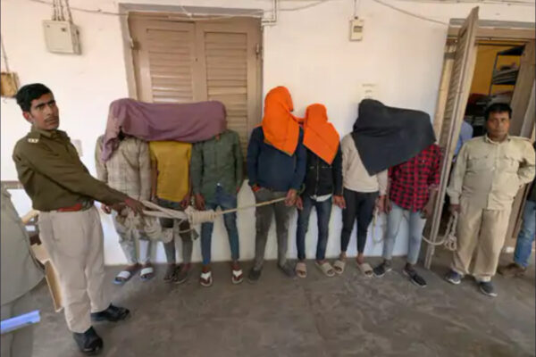 Crime News Ara: चोरी के मामले में आठ गिरफ़्तार, 15 लाख रुपए मूल्य के जेवरात समेत कई सामान बरामद