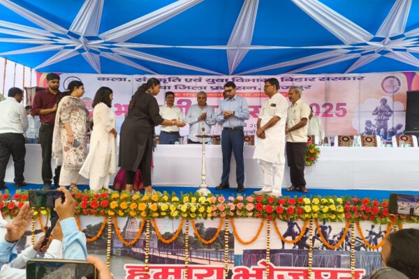 Bhojpuri Mahotsav on Bihar Diwas: बिहार दिवस से पूर्व ज़िले में पहली बार मनाया गया भोजपुरी महोत्सव, कवि सम्मेलन में कवियों ने सुनाई भोजपुरी कविताएँ