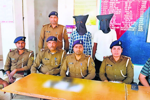 Crime News: दो देसी पिस्टल, दो मैगजीन, चार कारतूस के साथ दो गिरफ़्तार, सोशल मीडिया पर वायरल फोटो से सत्यापन में पकड़ाए