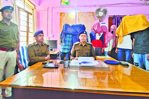Crime News Ara: हत्या की योजना बनाते कोईलवर पुलिस ने छः अपराधियों को दबोचा, एक कट्टा व दो कारतूस बरामद