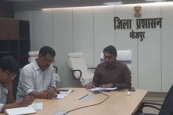 DM in Action: DM ने की समीक्षा, कहा- 75 और 35 दिनों से लंबित दाखिल-खारिज के मामलों का अविलंब करें निष्पादन