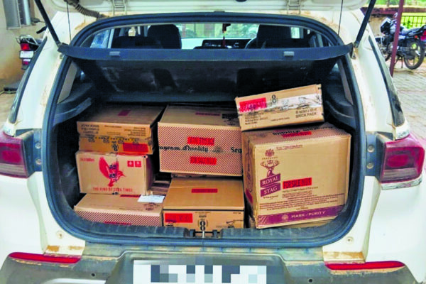 Liquar Recovered: कार की डिक्की से 130 लीटर अंग्रेजी शराब बरामद, दो तस्कर गिरफ़्तार