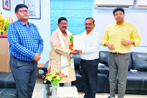 Sansad meet DRM: सांसद सुदामा प्रसाद DRM से मिले, ज़िले के रेलवे सुविधाओं से सम्बंधित कई योजनाओं और माँगो के क्रियान्वयन को लेकर रखी बात