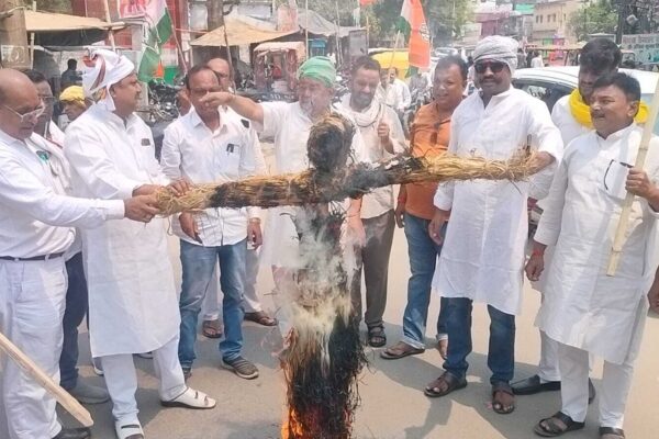 PM Putla Dahan: नेशनल हेराल्ड केस में सोनिया-राहुल पर दाखिल चार्जशीट के विरोध में कांग्रेसियों ने प्रधानमंत्री का पुतला जलाया