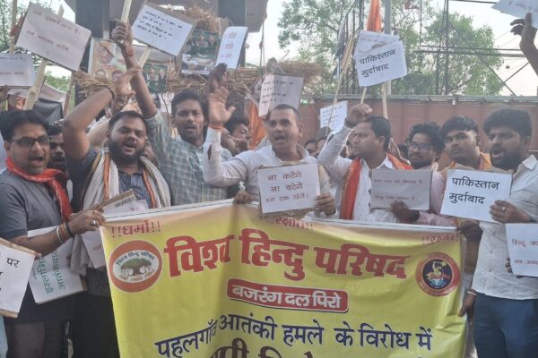 Candle March: पहलगाम में आतंकियों की कायराना कार्रवाई के खिलाफ निकाला गया कैंडल मार्च, सबने आक्रोश व्यक्त किया