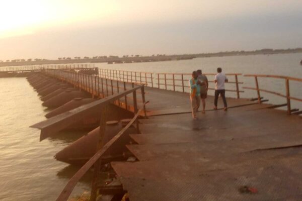 Pipa Pool damanged in Storm: तेज आंधी- तूफ़ान ने गंगा पर बने पीपा पूल को कई भागो में तोड़ा, आवागमन ठप