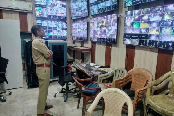 Bhojpur Police: पुलिस अधीक्षक ने कंट्रोल रूम का किया निरीक्षण, CCTV फीड और रात्रि गश्ती का लिया जायजा