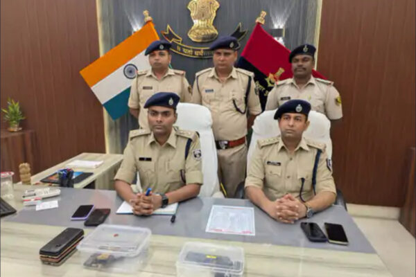 Crime News: गुप्त सूचना के आधार पर चौरी थाना क्षेत्र के एक घर से भोजपुर पुलिस ने तीन देसी कट्टा किया बरामद, मकान मालिक बेटा समेत फ़रार