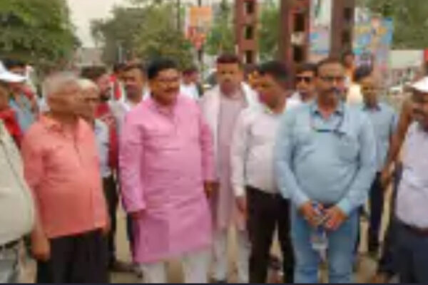 MP Sudama Prasad: सांसद ने किया रेलवे स्टेशन और पूर्वी गुमटी पर बन रहे लाइट आरओबी का निरीक्षण, कहा- जल्द दूर होंगी समस्याएँ