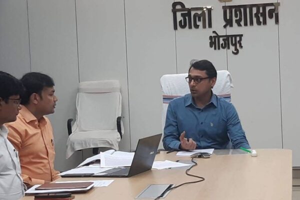 News from DM Office: समीक्षा बैठक में ज़िलाधिकारी ने कहा- लंबित दाखिल-खारिज के मामलों का जल्द निष्पादन करें