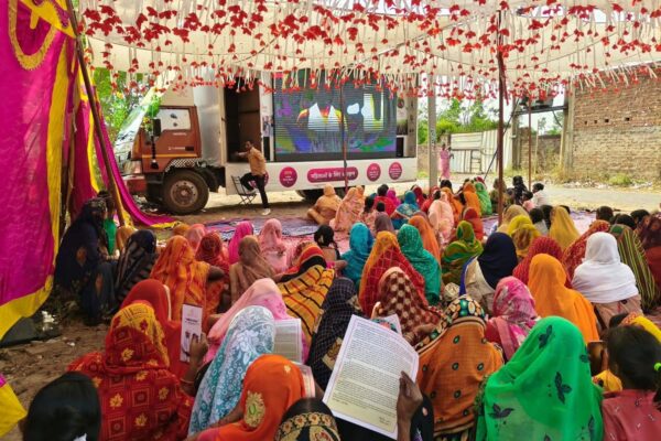 Mahila Samvad: महिला संवाद में अकोढ़ा गांव की महिलाओं ने सभी बिजली पोल पर कवर वाले तार लगवाने की मांग रखी