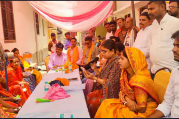 Nagar Nigam: “आपका शहर, आपकी बात” के अंतर्गत वार्ड नंबर-42 जगदेव नगर में लगा शिविर, सड़क, नाला, राशन कार्ड, लाइट और प्रधानमंत्री आवास योजना से जुड़ी समस्याओं  पर बात