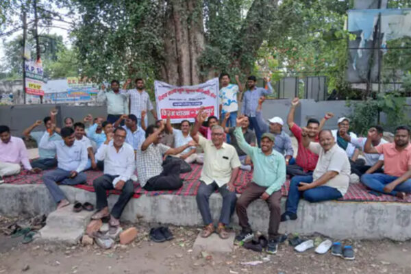 Strike of Revenue Staffs: अपनी माँगो को लेकर हड़ताल कर रहे राजस्व कर्मियों का आंदोलन तेज, लैपटॉप लौटाया