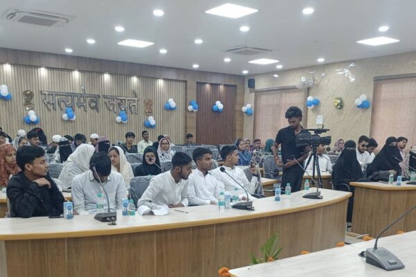 Debate for Urdu students: उर्दू विद्यार्थी प्रोत्साहन योजना के तहत वाद- विवाद प्रतियोगिता आयोजित, 24 छात्रों को मेडल और प्रमाण-पत्र मिला