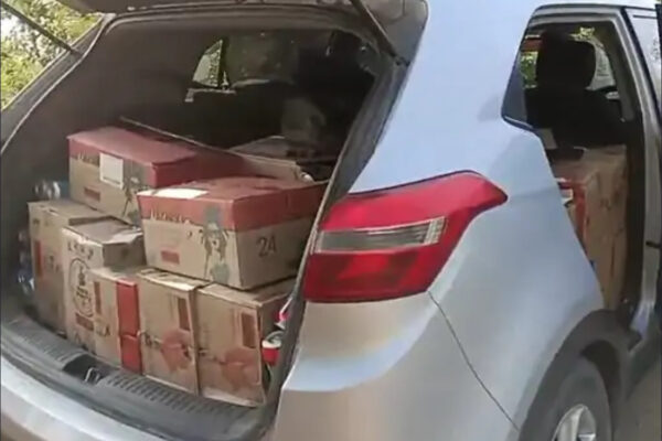 Liquor recovered: लग्जरी कार में 1020 बोतल शराब के साथ तस्कर गिरफ़्तार, अनुमानित कीमत 6 लाख रुपए