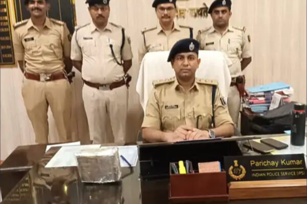Crime News: छिनतई मामले में कोढ़ा गैंग के सदस्य के घर छापेमारी, 4.90 लाख रुपए बरामद