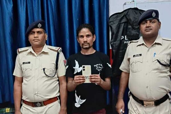 Crime News: ऑपरेशन यात्री सुरक्षा के तहत गाड़ी संख्या 63219 में पकड़ा गया मोबाइल चोर, घटनाओं को रोकने के लिए चल रही मुहिम