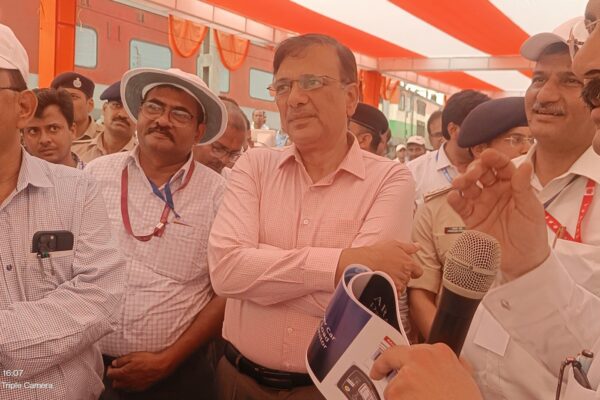 Railway News: हाजीपुर रेलवे जोन के महाप्रबंधक छत्रसाल सिंह ने आरा जंक्शन का किया निरीक्षण, कहा- विश्व की आधुनिकतम तकनीक से सुसज्जित होगा आरा जंक्शन