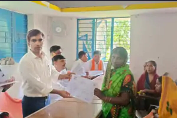 Abhiyan Basera: अभियान बसेरा के तहत 414 भूमिहीन परिवारों को मिला वास भूमि का पर्चा