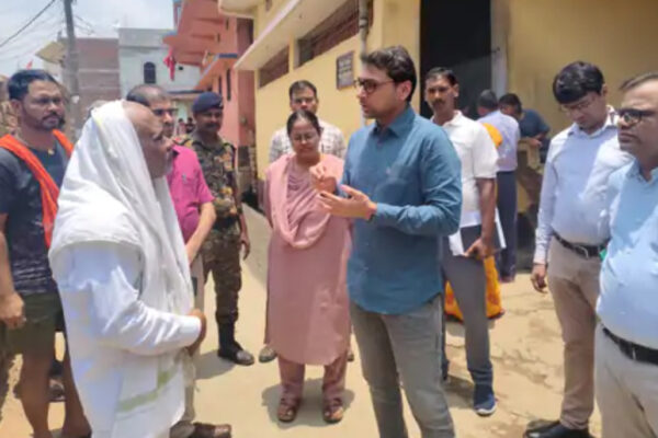 Election 2025: घर-घर जाकर वितरित किए जा रहे गणना प्रपत्र, ज़िलाधिकारी ले रहे हर जानकारी व बूथ तक कर रहे निरीक्षण