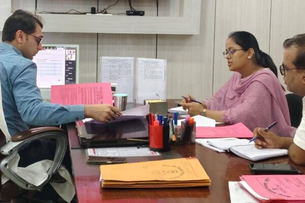 DM meeting: आम निर्वाचन 2025 की तैयारी को लेकर समीक्षा बैठक, आरा व शाहपुर विधानसभा में पुरुषों के मुक़ाबले महिलाओं की संख्या कम