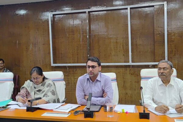 DM meeting: 22 सेवाओं के वितरण में तेजी लाने के लिए DM ने की बैठक, कहा- लंबित मामलों का शीघ्र निष्पादन हो