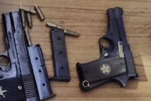 Miscreants arrested with Pistol: अपराध की योजना बनाते दो बदमाशों को पुलिस ने पकड़ा, दो देसी पिस्टल, छह कारतूस और चार मैगजीन बरामद