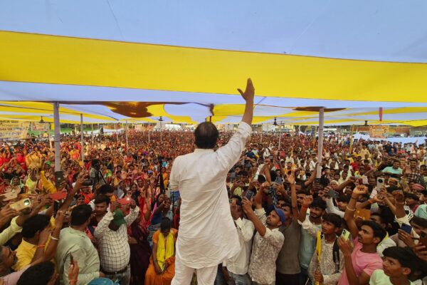 PK in Bhojpur: प्रशांत किशोर ने कहा- मोदी जी वोट ले रहे हैं हम लोगों से और फैक्ट्री लगा रहे हैं गुजरात में, नीतीश कुमार को अब करना है बाय- बाय