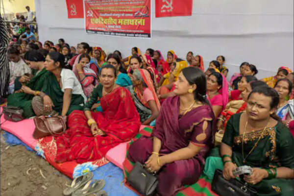 Mahadharna: बिना वैकल्पिक व्यवस्था किए अतिक्रमण हटाने के नाम पर उजाड़ने के ख़िलाफ़ सैकड़ों की संख्या में किन्नर और ग्रामीण महिलाओं ने दिया महाधरना