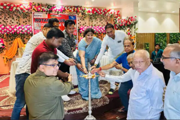 Rotary Club Ara: रोटरी क्लब आरा के नए पदाधिकारियों का हुआ शपथ ग्रहण समारोह, रोटेरियन्स ने कई सामाजिक दायित्वों को निभाने की बात कही